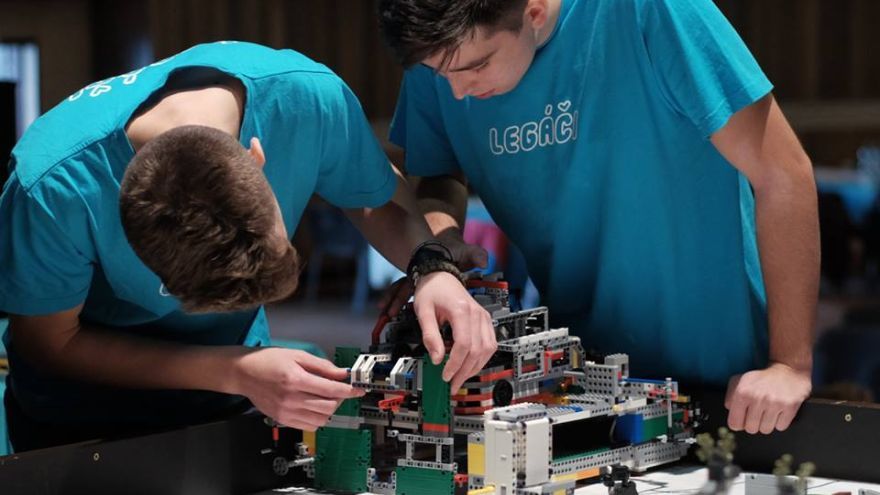 Druhé miesto dosiahli mladí študenti z Košíc v celosvetovom finále robotickej súťaže First Lego League (FLL) v americkom St. Louise. 