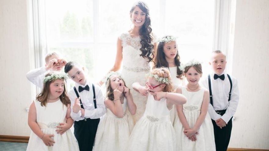 Učiteľka vzala celú svoju triedu detí s Downovým syndrómom na svoju svadbu