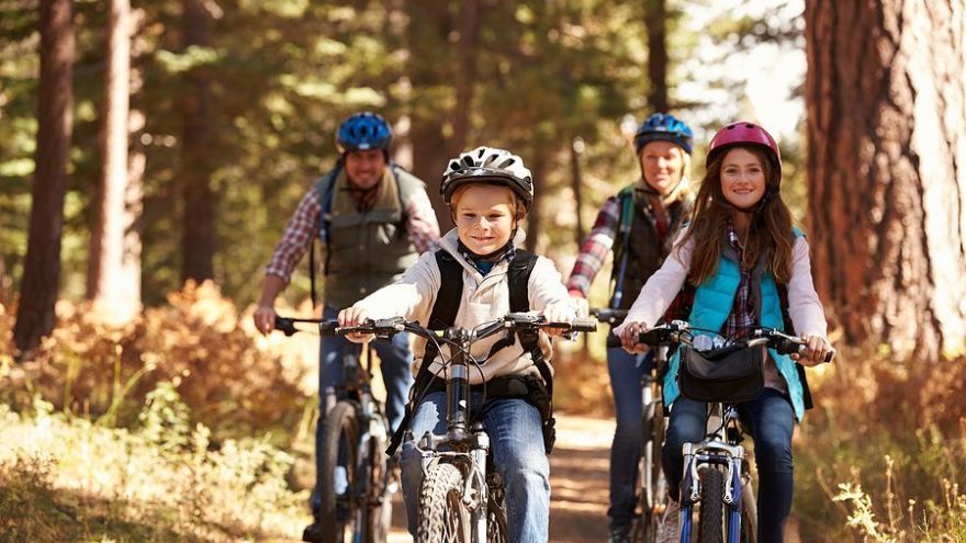 Bicyklovanie v sebe spája cvičenie, relax aj pobyt na čerstvom vzduchu. Dokáže urobiť radosť dospelým i deťom.