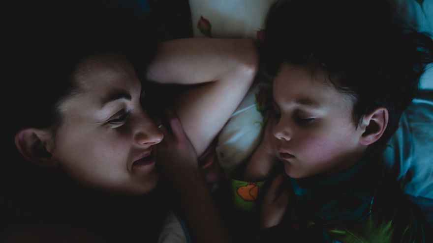 Volanie a vstávanie z postele sú časté problémy so spánkom detí. 