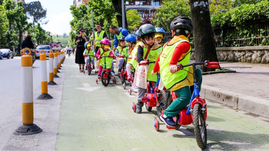 Tirana sa mení na mesto priateľské k deťom, pribudlo tu 20 km chránených cyklociest a desiatky ihrísk pre deti a mládež. Autá nemajú prednosť pred ľuďmi a deťmi. 