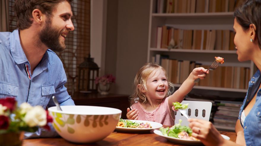 Rodinný čas pri stole je pre deti i rodičov dôležitý.