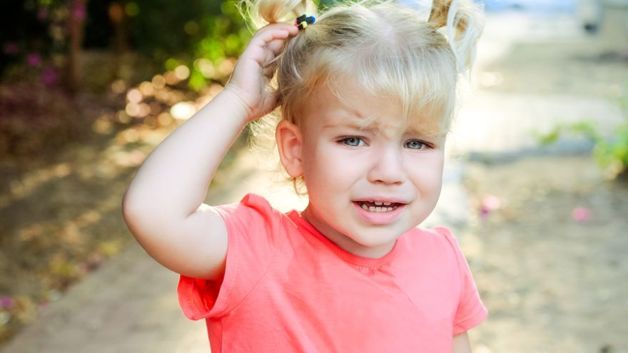 Senzorické preťaženie u dieťaťa môže mať za následok plačlivosť, úzkosť či odmietanie niektorých činností.