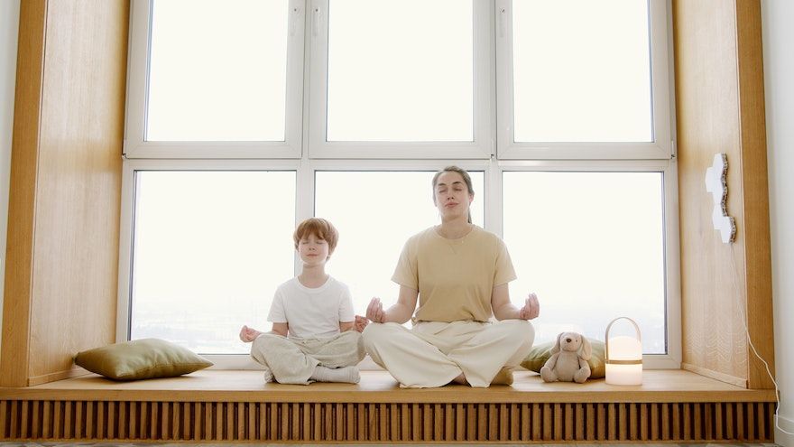 Keď deti pravidelne cvičia jogu, prináša im to benefity rôzneho charakteru. 