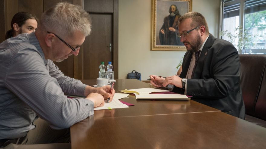 Univerzita Komenského v Bratislave a Nadácia Zastavme korupciu podpísali memorandum o spolupráci. 