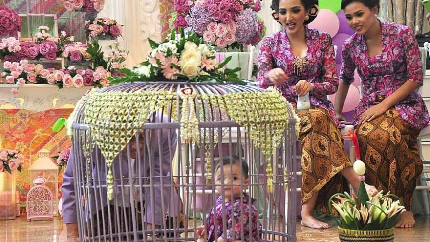 V Indonézii žije vyše tristo etník. Rôzne kultúry, tradície a odlišné prístupy vo výchove detí sa odrážajú aj v rituáloch, ktoré ich sprevádzajú novorodencov a dojčatá. 