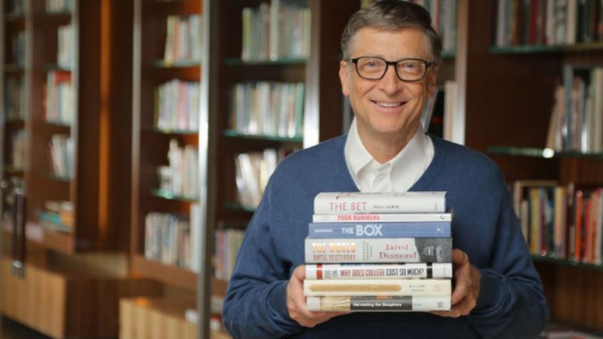 Bill Gates je so svojom manželkou Melindou jedným z najväčších finančných podporovateľov zlepšovania vzdelávania. Budúcnosť vidí v jeho personalizácii. 