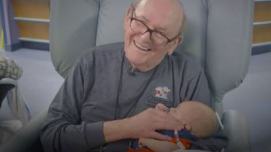 David Deutchman je dobrovoľník, ktorý pomáha nemocničnému personálu s predčasne narodenými bábätkami. 