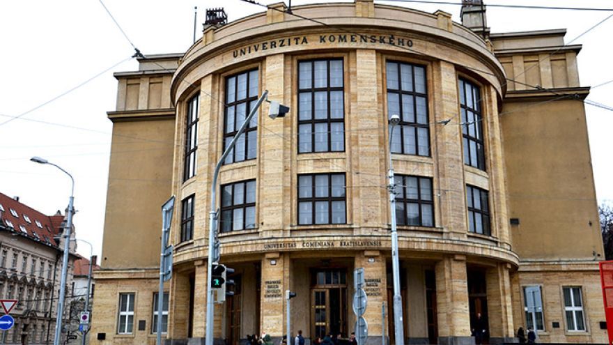 Víťazom súťaže o vytvorenie loga k 100. výročiu založenia Univerzity Komenského (UK) v Bratislave sa stal návrh študenta Filozofickej fakulty UK Štefana Kuklu.