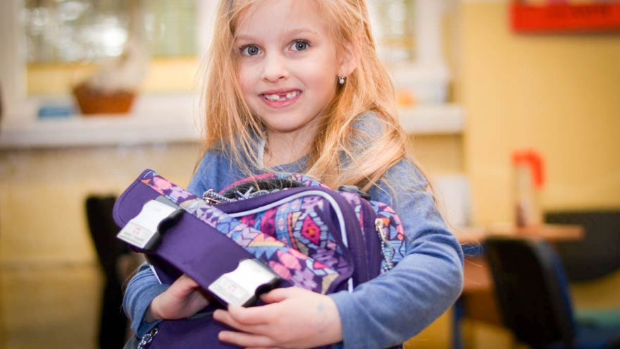 Chrbtice detí sú denne neprimerane preťažované školskými taškami. Existujú však možnosti, ako im ich môžeme odľahčiť.