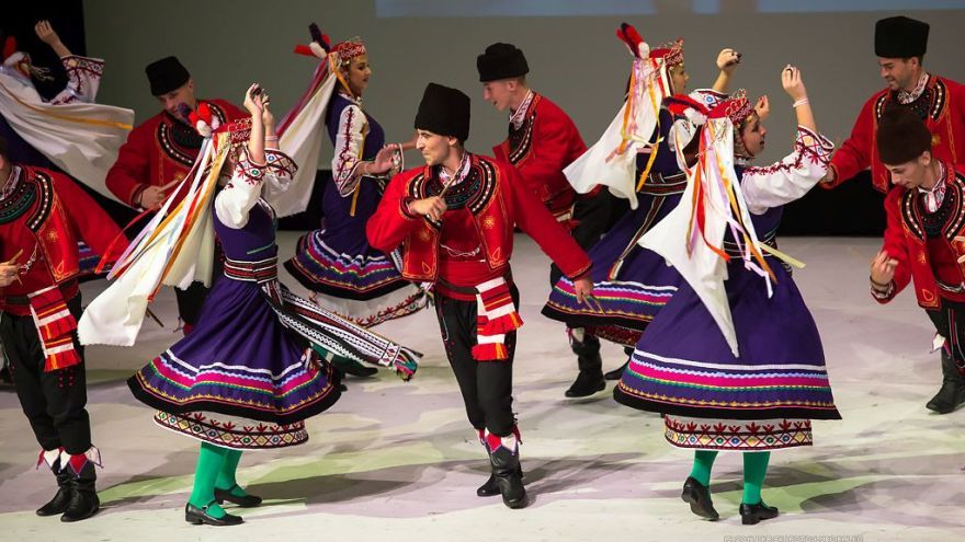 Porotcovia zhodnotia súťažné choreografie folklórnych súborov zo Slovenska, z Česka, Maďarska a Ruska.