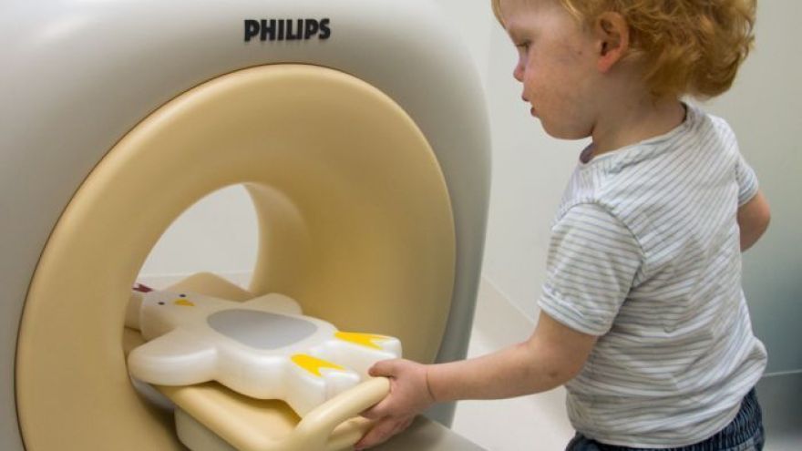 Lekári sa snažia pomôcť deťom prekonať strach pred náročným vyšetrením pomocou magnetickej rezonancie jeho zmenšeninou. Úspešnosť následných vyšetrení si veľmi pochvaľujú.