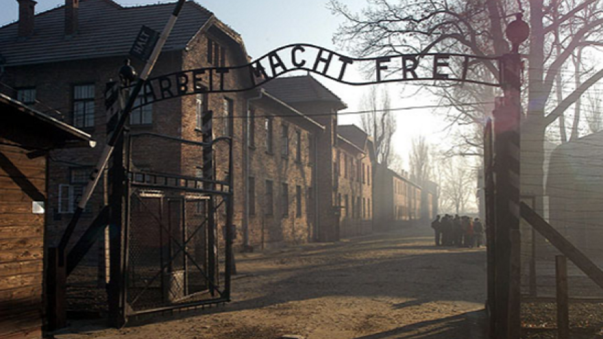 Poslanci žiadajú, aby chodili deti povinne na návštevy do koncentračného tábora Auschwitz-Birkenau