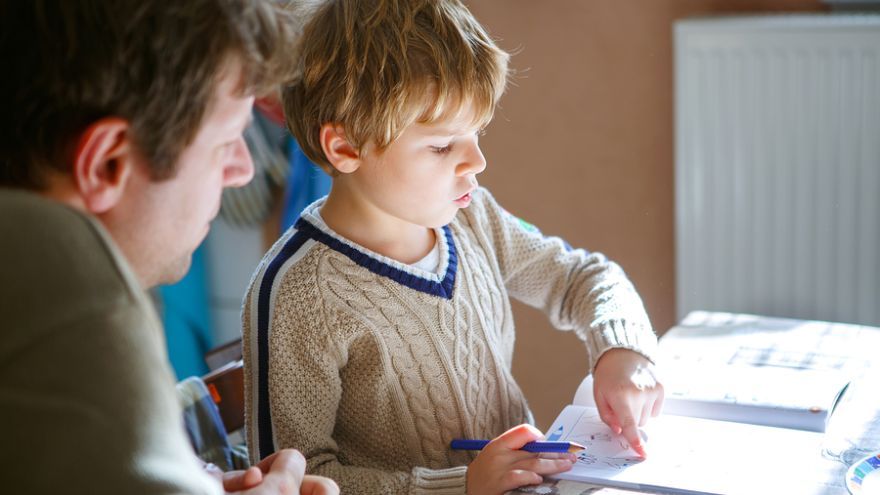 Domáce úlohy sú jednoduchšie, ak s ich pravidlami a plánovaním deťom pomôžu na začiatku rodičia.