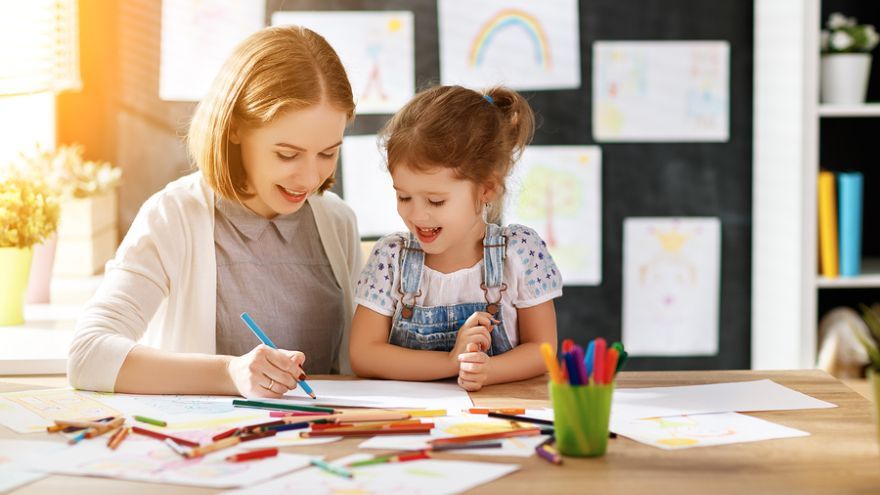 Zvládnutie správneho úchopu ceruzky pred nástupom do školy dieťaťu v prvej triede značne uľahčí školskú záťaž.