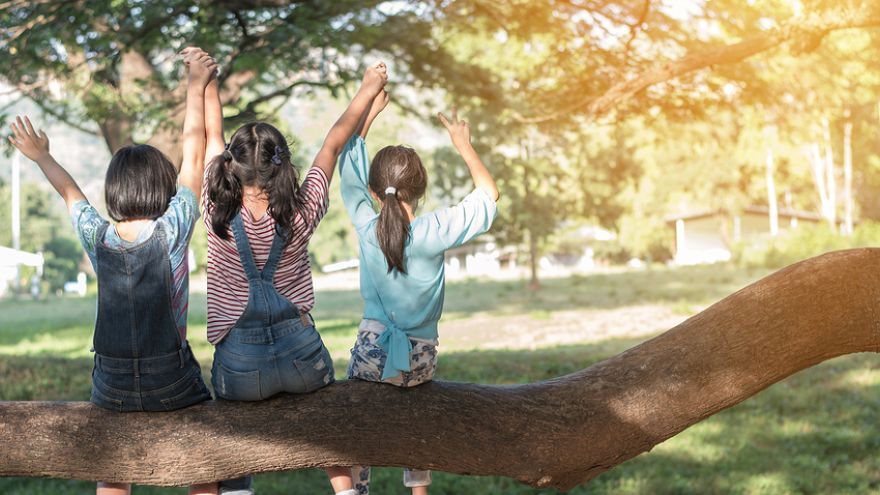 V súčasnosti množstvo odborníkov je presvedčených, že práve hranie vonku je pre deti najlepším liekom.