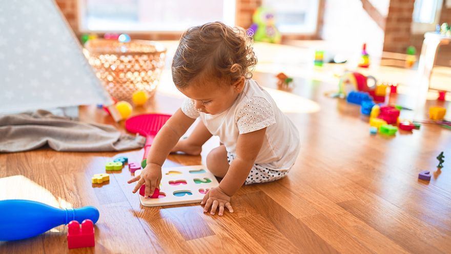 Výskumy  ukazujú, že príliš veľa hračiek negatívne ovplyvňuje pozornosť a sústredenie. 