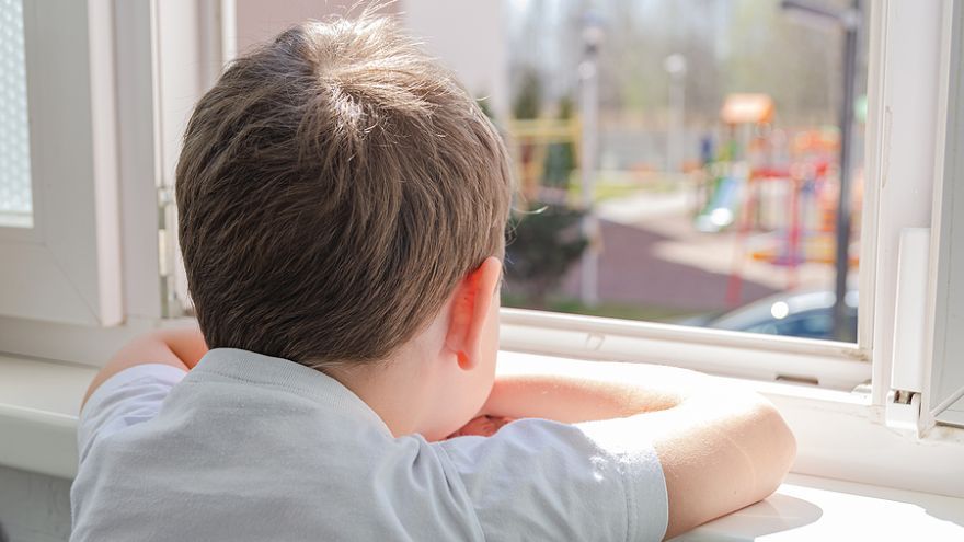 Deti rady pozorujú počasie aj spoza okna.