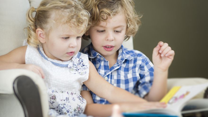 Vedci skúmali, ako množstvo kníh, s ktorým sa deti počas detstva dostanú do kontaktu, ovplyvní ich budúcnosť. Zistili, že deti obklopené knihami neskôr zarábali viac a mali lepšie zamestnanie.