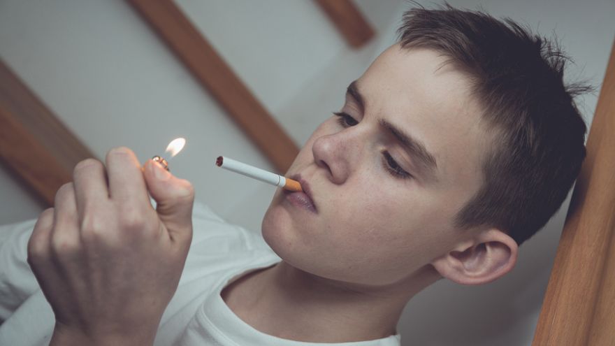 Skúsenosť s cigaretou majú už desaťročné deti. Mladí sa snažia byť ako dospelí či byť obľúbení v partiách, konštatuje Úrad verejného zdravotníctva SR.