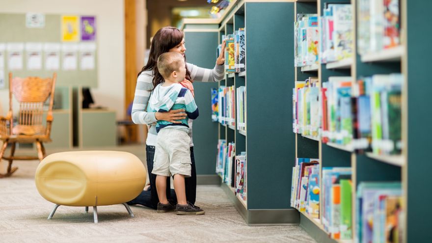 Pravidelná návšteva knižnice s dieťaťom je výborný nápad.