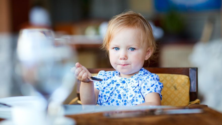 Veľa detí je v jedle prieberčivých. Nechcú ochutnávať nové potraviny a rodičia nevedia, ako na to reagovať.