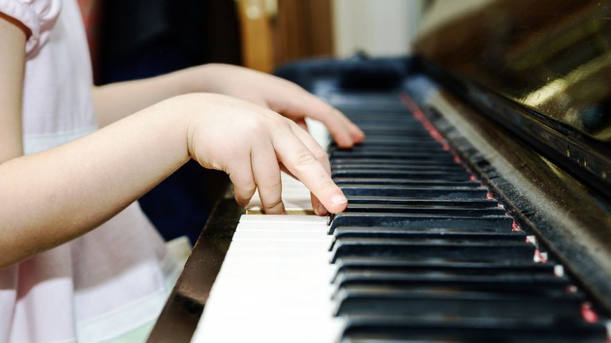Ako motivovať deti k hre na hudobný nástroj? Svoju energiu by ste mali sústrediť hlavne na pozitívnu motiváciu. 