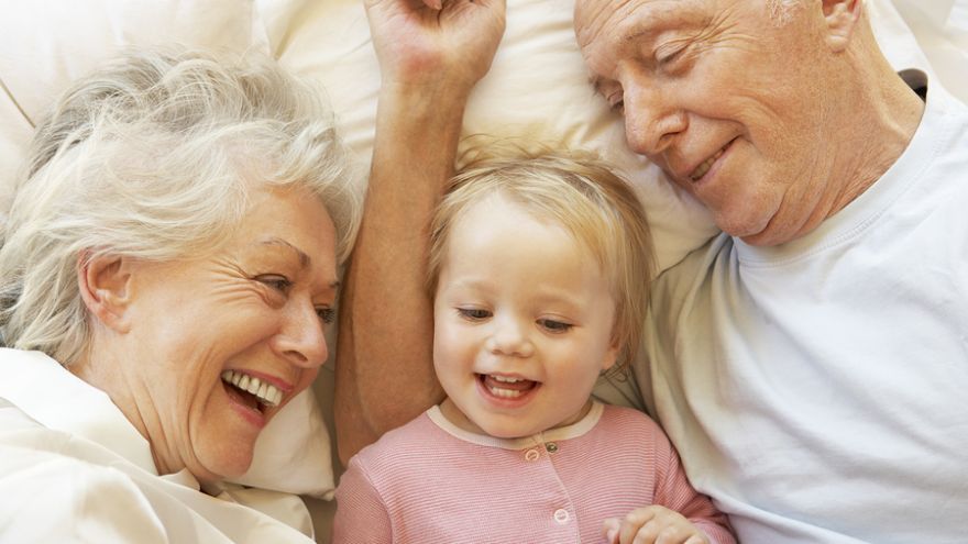 Vedci tvrdia, že starostlivosť o vnúčatá starým rodičom prospieva po psychickej i fyzickej stránke.