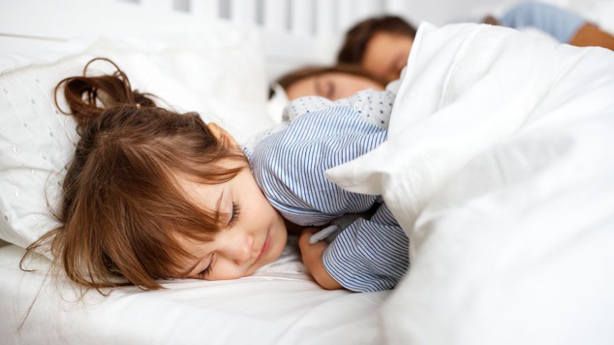 Dlhodobé spoločné spanie s dieťaťom môže byť prejavom partnerských problémov.