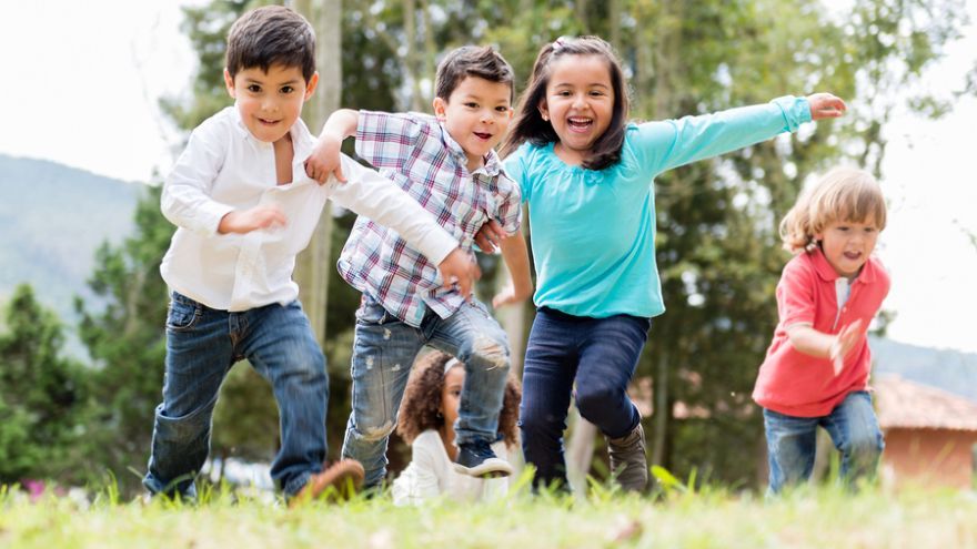 Deti majú pohyb rady, a tak môžete využívať aj tie aktivity,ktoré sú zamerané na skákanie a hádzanie.