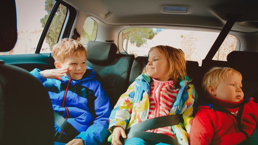 Cestovanie v aute s dieťaťom môže rodičov privádzať aj do náročných a nebezpečných situácií. A situáciu ešte často zhoršuje i to, že rodičia vedia, že ich výchovné možnosti počas šoférovania sú dosť obmedzené. 