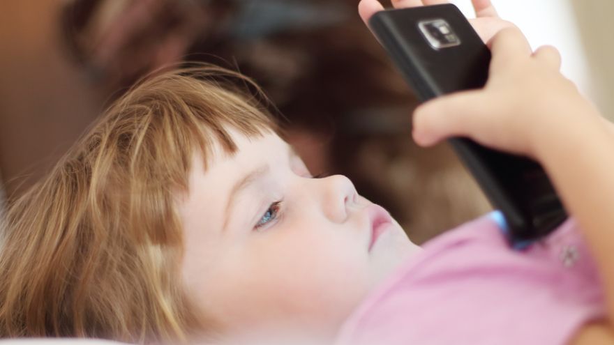 Dieťa by svoj prvý smartfón malo dostať po zodpovednom prehodnotení rodičov.