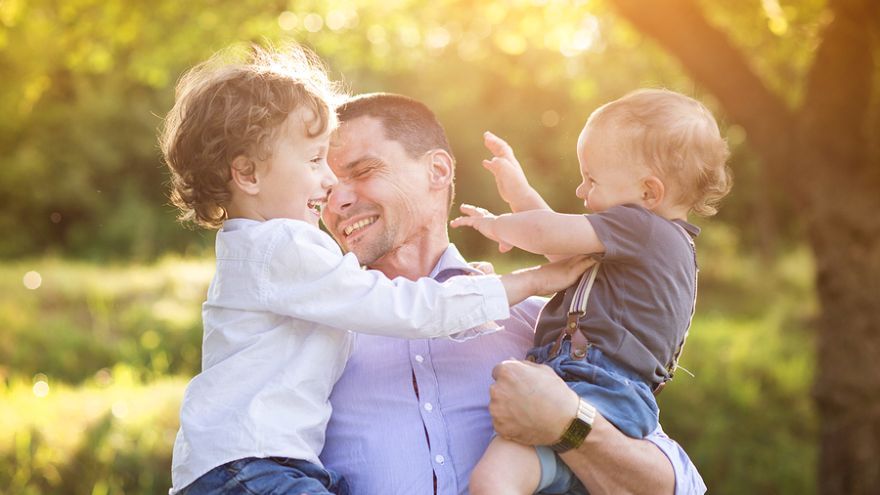 Vedci sa zaoberali otázkou, aké úlohy otcov pri výchove detí rodine prospievajú.