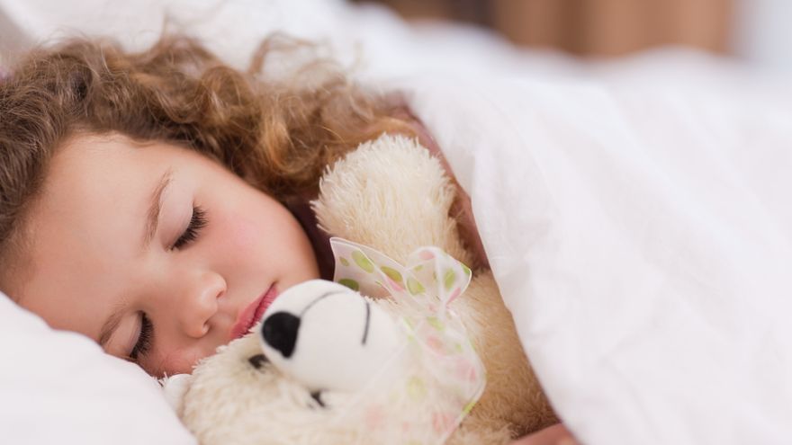 Pravidelný čas odchodu do postele zlepšuje detský spánok, známky i správanie