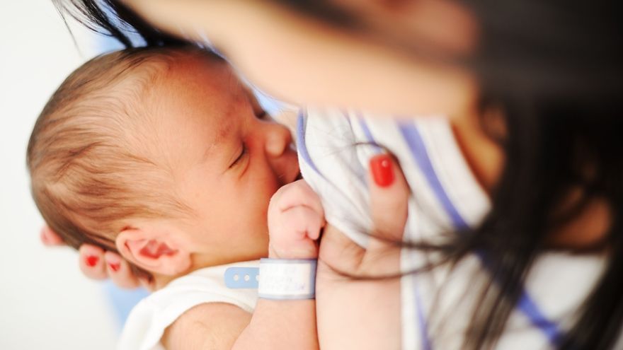 Materské mlieko pomáha predčasne narodeným deťom rozvíjať dôležité časti mozgu.