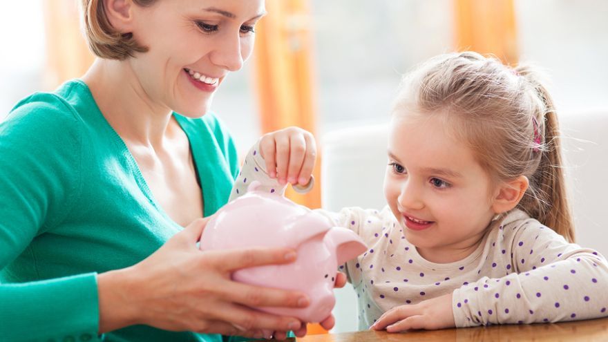 Pozrite si niekoľko tipov odborníkov, ako pomôcť deťom, aby v dospelosti k zarobeným peniazom pristupovali rozvážne.