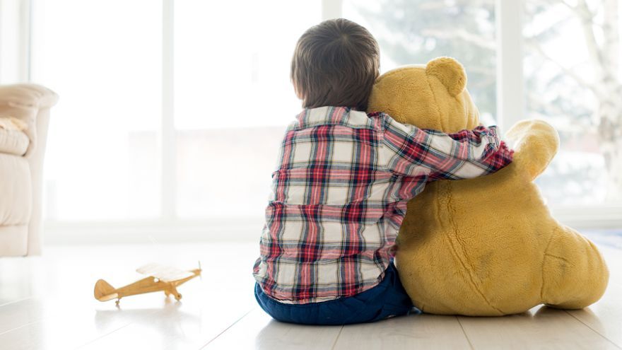 Odborníci varujú, že ak učíme chlapcov ignorovať vlastné emócie, môže to mať vážne následky.
