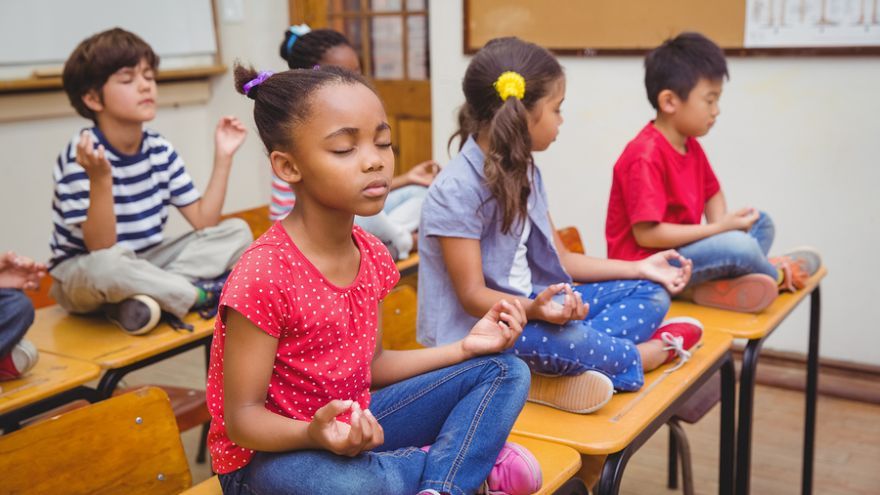 Meditácia v triedach: Zábava či nevyhnutnosť pri zlepšovaní vzdelávania?