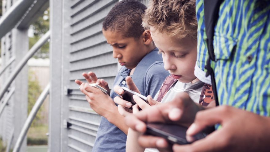 Francúzi neboli spokojní, že deti trávia počas školy prestávky na svojich smartfónoch a nesocializujú sa.