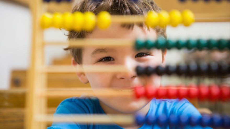 Ak má dieťa problém s matematickým myslením už v predškolskom veku, nástupom do školy sa rozdiel oproti spolužiakom zväčša iba prehlbuje. 