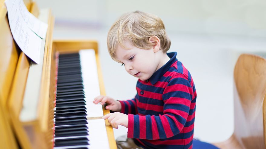 Hudba zaujímavým spôsobom pomáha rozvíjať dieťa.