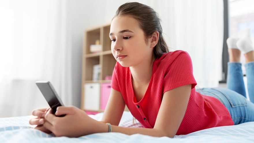 Pre dieťa v období puberty a adolescencie rovesnícke skupiny nadobúdajú väčší význam. V online priestore sa deti nenaučia, ako fungovať v kolektíve.