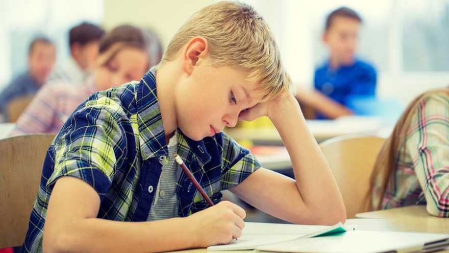 Keď dieťa pocíti úzkosť pri teste alebo inej skúške, zvyčajne to ovplyvní celý jeho výkon, aj keď sa doma poctivo pripravovalo.