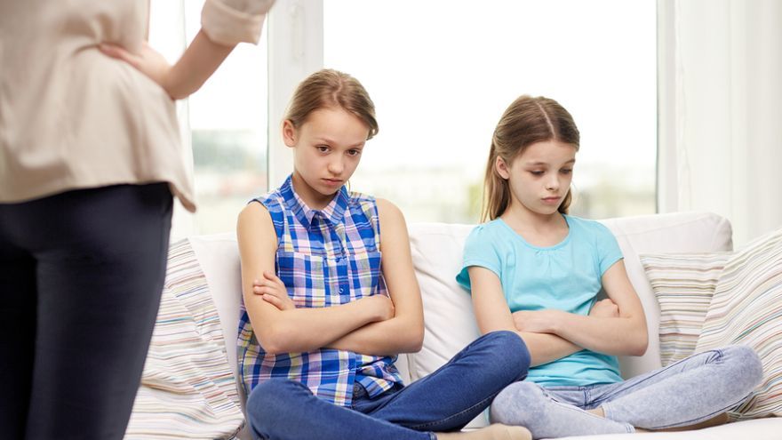 Hádky a nedorozumenia medzi deťmi často na rodičov pôsobia ako pozvanie, aby sa do situácie vložili a vyriešili ju. 