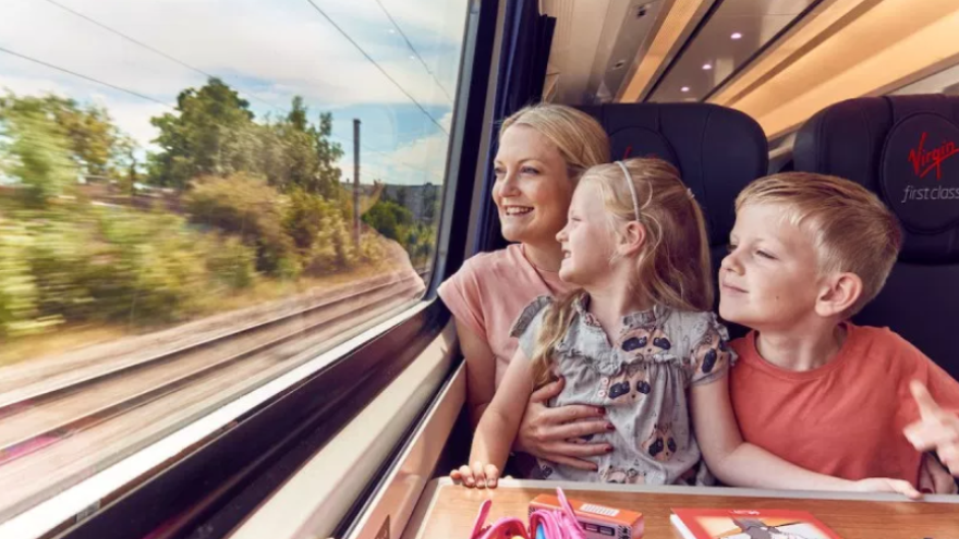 Cestovanie vlakom má pre rodiny mnoho výhod, aj preto ho veľa rodín miluje.