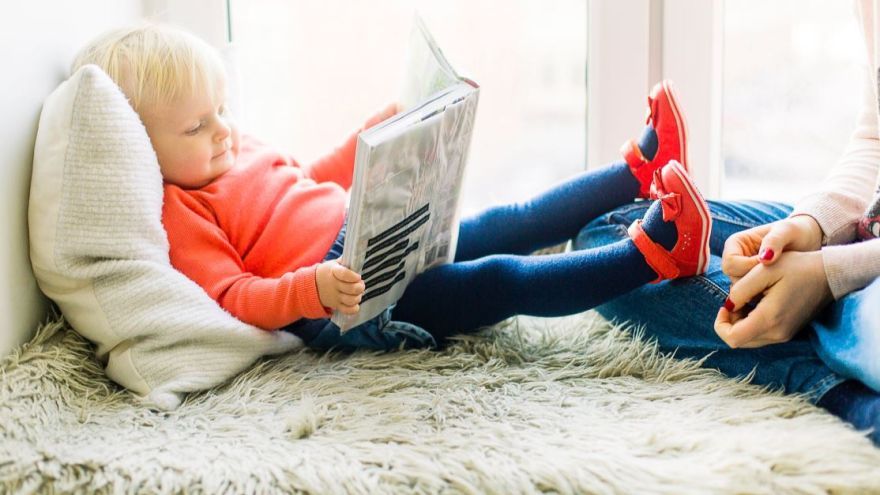 Čítaná rozprávka dokáže rozvíjať dieťa omnoho viac ak televízna. 