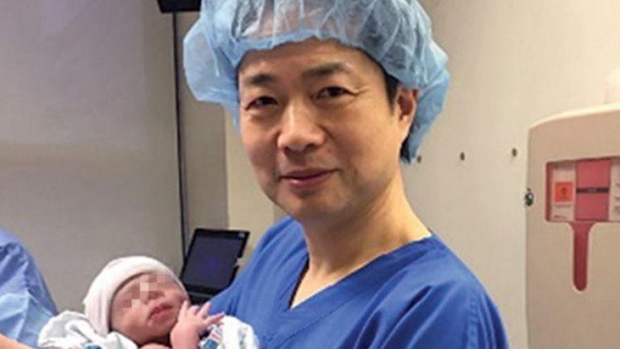 Dieťa troch rodičov je na svete. / Na obr.John Zhang a jedinečný novorodenec