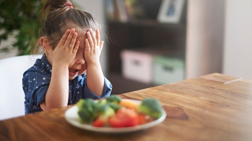Ak nemá u dieťaťa odmietanie jedál zdravotný dôvod, môžete sa pokúšať situáciu zmeniť. 