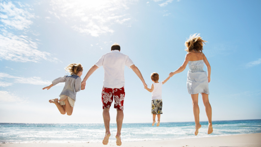 Ak vás čaká prvá dovolenka s deťmi, zvážte pred výberom destinácie a odchodom viaceré informácie.