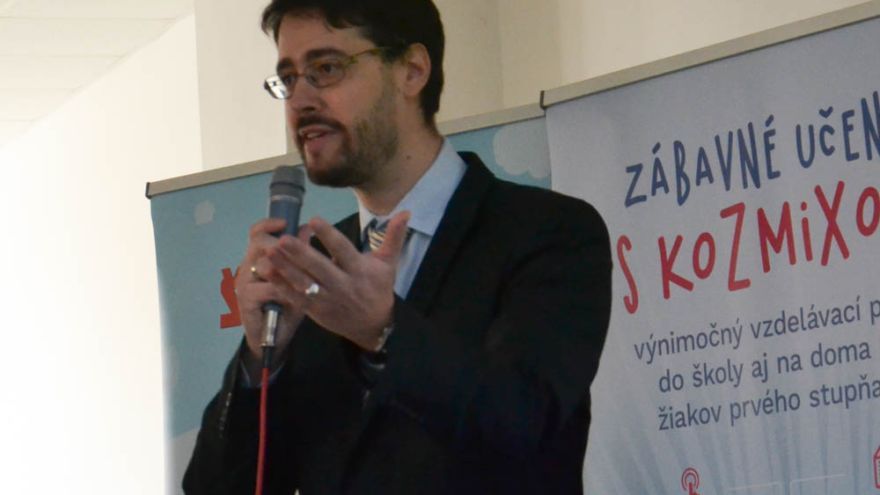 Tomáš Slezák, zástupca riaditeľky a učiteľ na Spojenej škole Novohradskej ,otvoril prezentáciu fínskej delegácie.